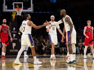 Luka-y-LeBron-lideran-victoria-de-Lakers.jpg