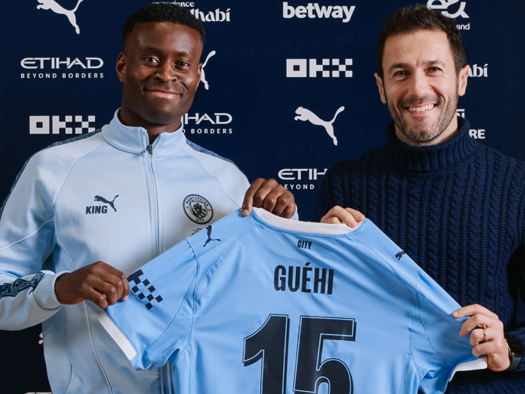 Manchester-City-firma-al-central-Marc-Guehi.png