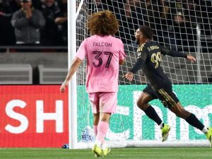 Denis-Bouanga-extiende-su-pasantia-con-LAFC.jpg
