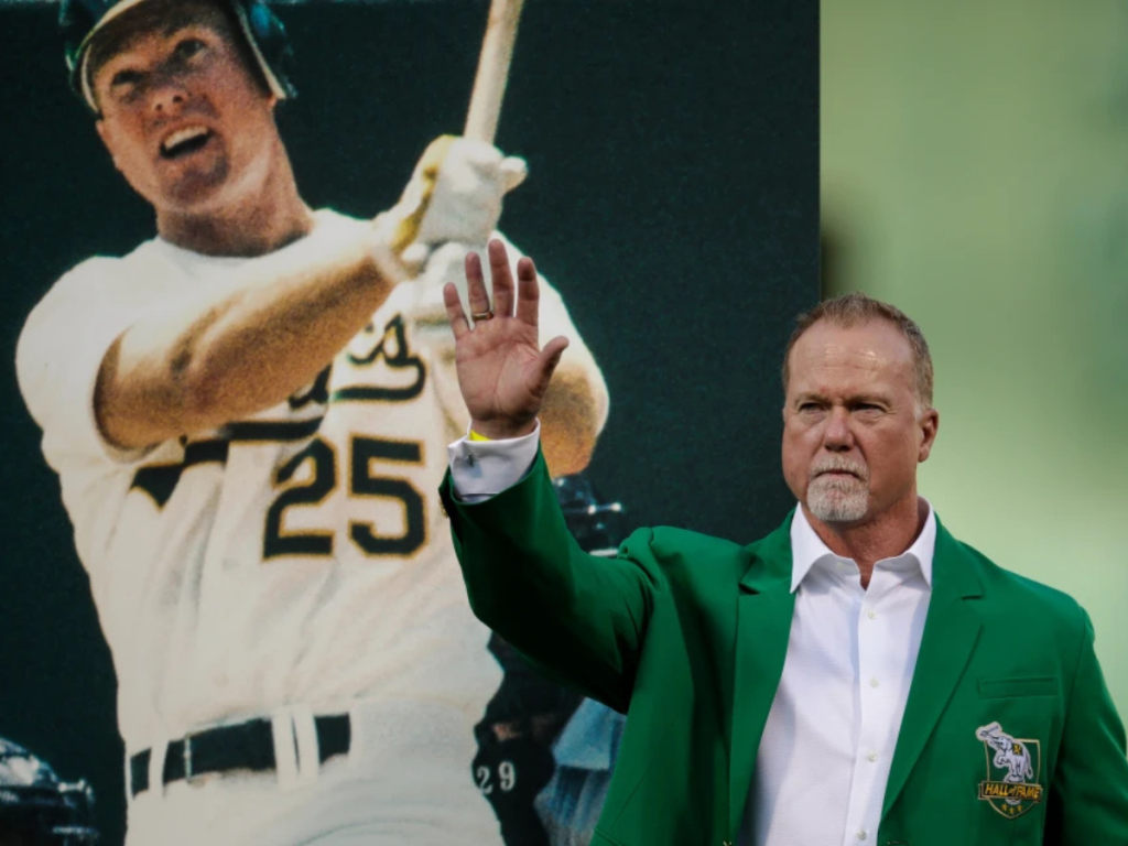 Mark-McGwire-regresa-a-los-Atleticos.png