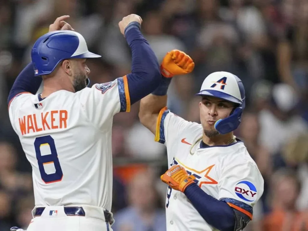 Ramon-Urias-firma-com-Cardenales-por-un-ano.jpg
