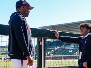 Santana-y-su-hijo-comparten-en-el-campamento-de-Minnesota.png