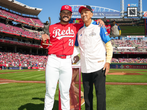 Eugenio-Suarez-recibio-el-Premio-Luis-Aparicio-a-manos-del.png