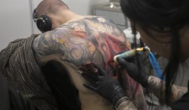 Los-medicos-alertan-de-que-los-tatuajes-pueden-impedir-la.png
