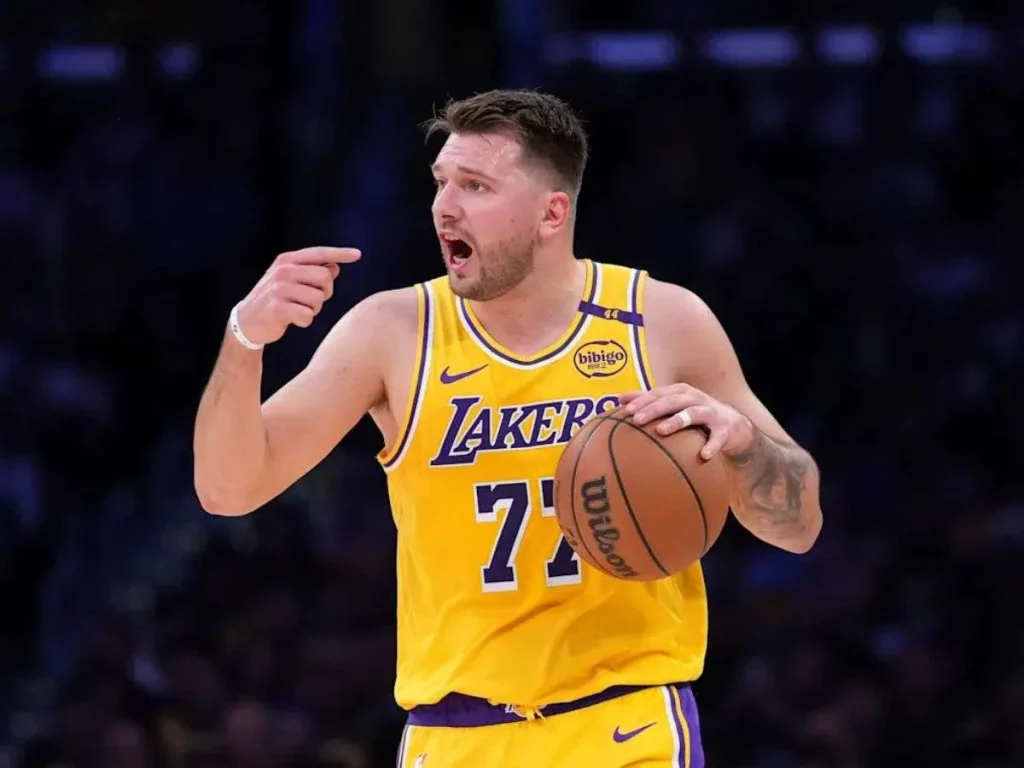 Luka-Doncic-cargo-con-la-ofensiva-de-los-Lakers.jpg
