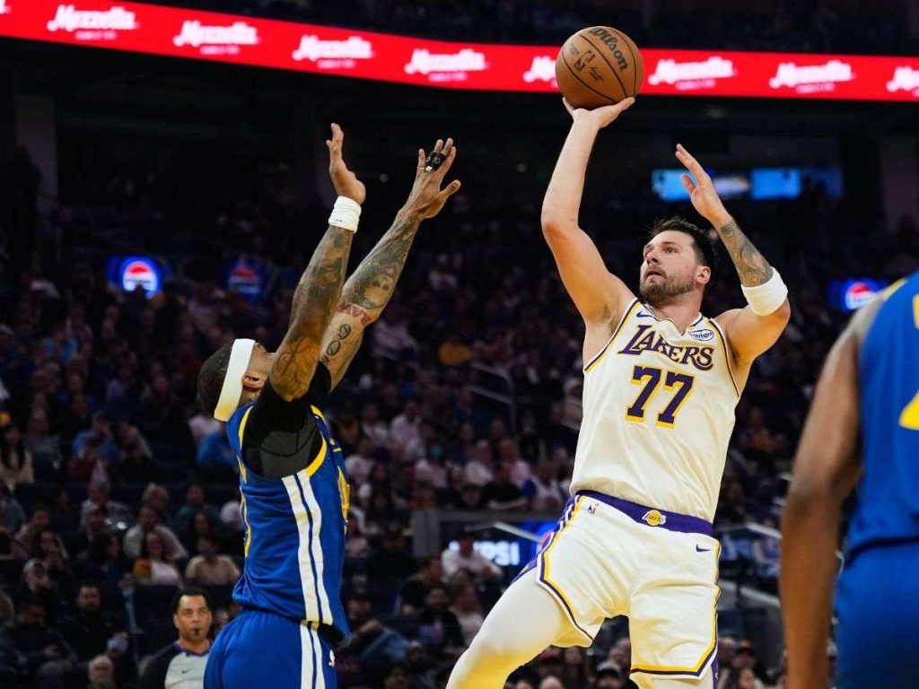 Luka-Doncic-saco-las-garras-ante-Warriors.jpg