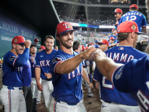 Pitcher-de-Texas-recibe-llamado-a-MLB-durante-visita-monticular.png