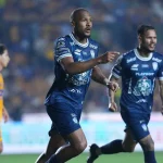 Salomón Rondón brilla con doblete en inicio del Apertura en México