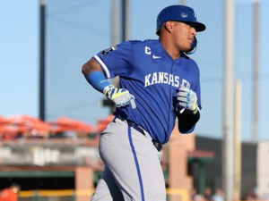 Salvador-Perez-la-mando-a-las-gradas.png
