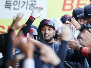 Temporada-en-Corea-arranco-con-HR-de-Victor-Reyes.png
