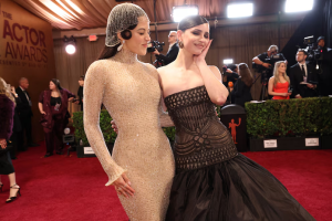los-looks-que-deslumbraron-en-una-alfombra-roja-emblematica-de.png