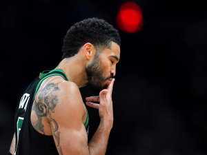 Brown-y-Tatum-lideran-el-cierre-arrollador-de-Boston-ante.png