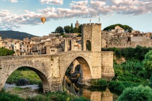 Castillos-puentes-murallas-Te-recomendamos-un-pueblo-medieval-para-perderse.jpg