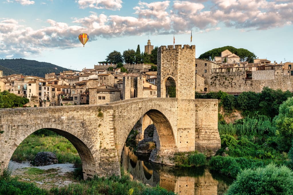 Castillos-puentes-murallas-Te-recomendamos-un-pueblo-medieval-para-perderse.jpg