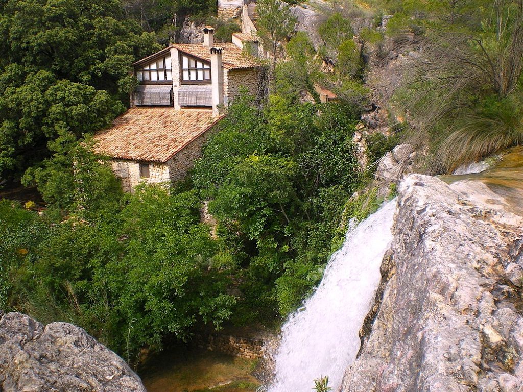 Dormir-frente-a-una-cascada-4-casas-rurales-pegadas-a.jpg