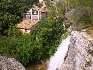Dormir-frente-a-una-cascada-4-casas-rurales-pegadas-a.jpg