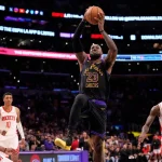 LeBron comandó a los Lakers para vencer a Rockets