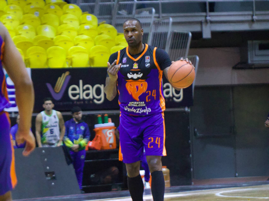Piratas-arruino-el-debut-de-Mama-Osa-con-Marinos.png