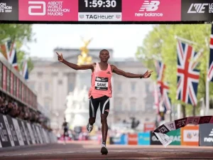 Sabastian-Sawe-bate-record-en-Maraton-de-Londres.jpg