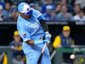 Salvador-Perez-saco-su-primer-jonron-de-la-campana.jpg