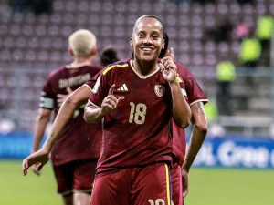 Vinotinto-Femenina-vapuleo-a-Bolivia-en-Cabudare.jpg