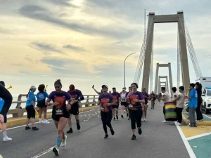 2000-atletas-cruzaron-el-Puente-sobre-el-Lago.jpg
