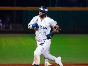 Angel-Reyes-hace-historia-en-el-beisbol-de-Mexico.png