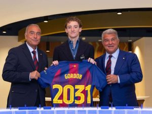 Anthony-Gordon-fue-presentado-en-el-Barcelona.jpg
