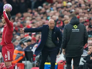 Arne-Slot-no-sigue-como-entrenador-del-Liverpool.jpg