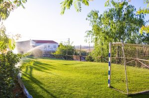 Casas-rurales-con-campo-de-futbol-para-que-te-montes.jpg