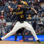 Chris Devenski fue suspendido por lanzar un pelotazo intencional