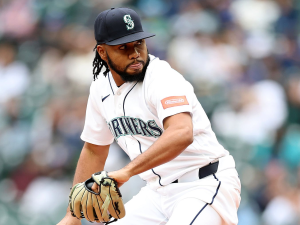 Eduard-Bazardo-mantiene-jerarquia-en-el-bullpen-de-Seattle.png