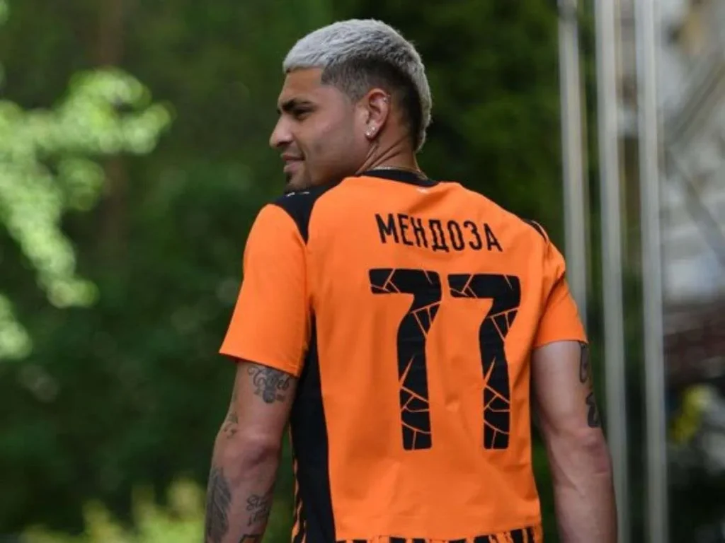 Gleiker-Mendoza-firma-con-el-FC-Shakhtar-Donetsk.jpg