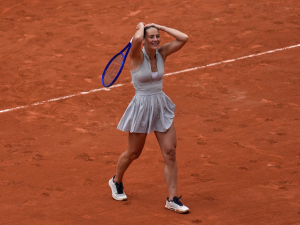 Kostyuk-soprende-a-la-tetracampeona-de-RG-Iga-Swiatek.png