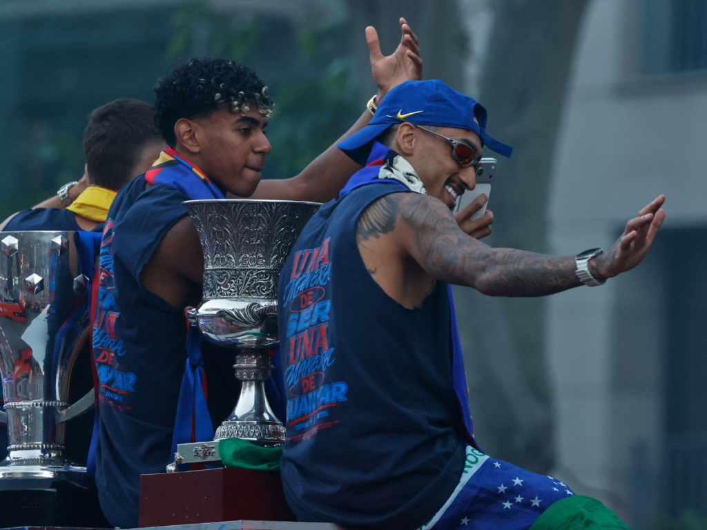 Lamine-Yamal-apunta-a-la-Champions-celebrando-LaLiga.png