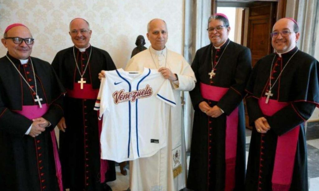 Leon-XIV-ya-tiene-su-camisa-personalizada-del-Team-Beisbol.jpg