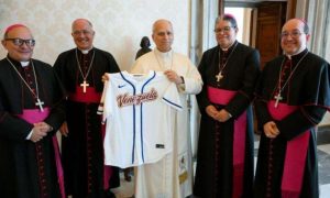 Leon-XIV-ya-tiene-su-camisa-personalizada-del-Team-Beisbol.jpg