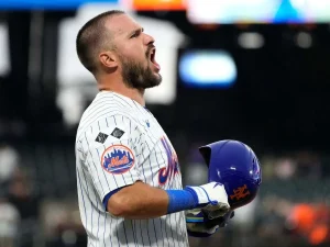 Luis-Torrens-firmo-extension-con-los-Mets.jpg