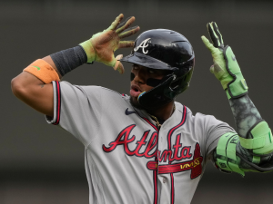 Ronald-Acuna-Jr-la-saca-del-campo-en-victoria-de.png
