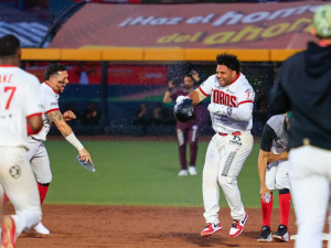 Tomas-Telis-se-viste-de-heroe-con-Toros-en-Mexico.png