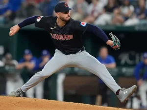 Yankees-firman-al-lanzador-Peter-Strzelecki.jpg