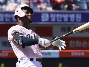 Yonathan-Perlaza-aporta-con-HR-en-paliza-de-Hanwha.png