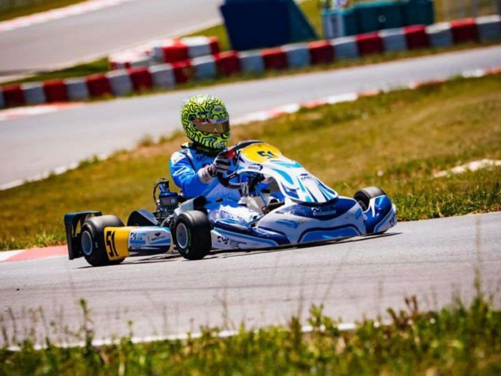 Alessandro-Gonzalez-brilla-con-el-volante-en-Grecia.jpg