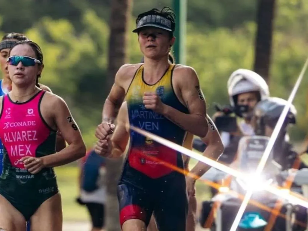 Anzoategui-recibe-Copa-Continental-de-Triatlon.jpg
