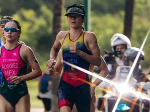 Anzoategui-recibe-Copa-Continental-de-Triatlon.jpg