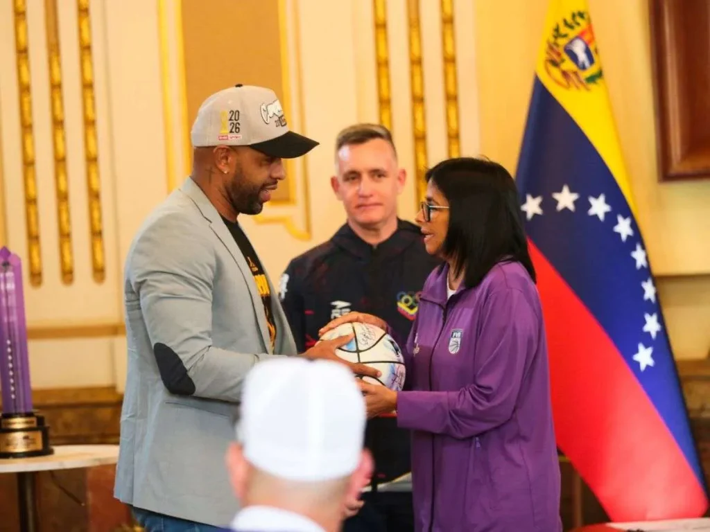 Delcy-Rodriguez-premio-al-baloncesto-nacional.jpg