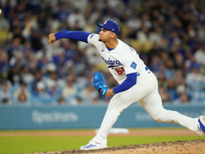 Edgardo-Henriquez-marca-pauta-dentro-del-bullpen-de-los-Dodgers.png