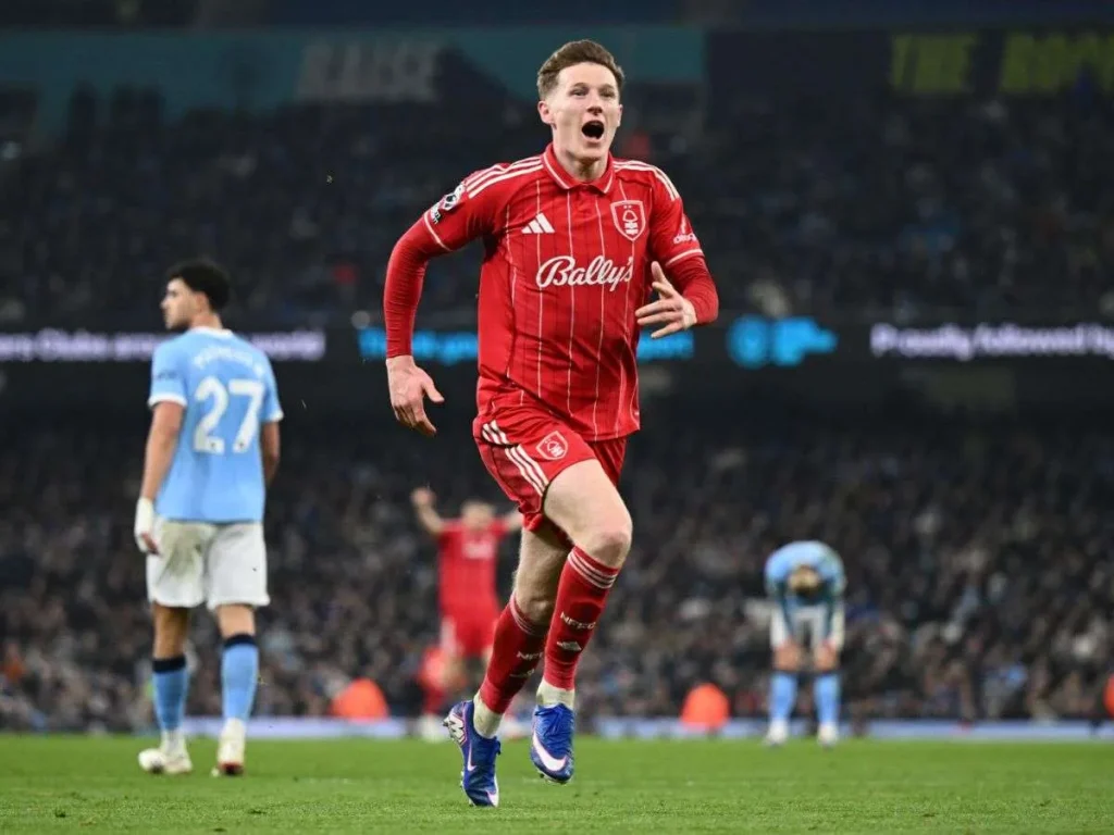 Elliot-Anderson-jugara-en-el-Manchester-City.jpg