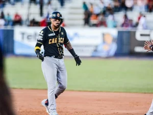 Gabriel-Noriega-y-Orlando-Arcia-salen-de-Leones-del-Caracas.jpg
