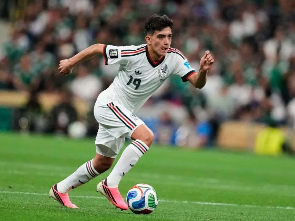 Gilberto-Mora-es-el-mas-joven-en-debutar-con-Mexico.jpg